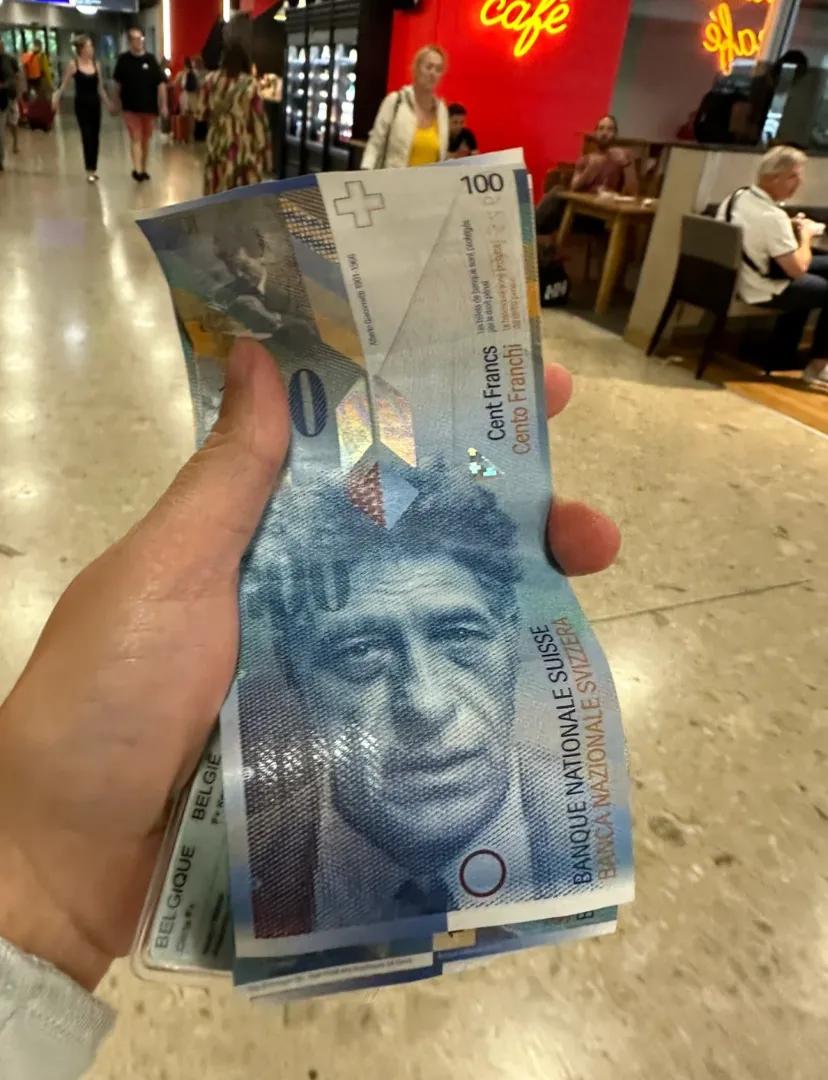 钱不用真的会过期!3年前的瑞郎英镑都用不了
真的劝大家来欧洲现金了!!!

欧洲