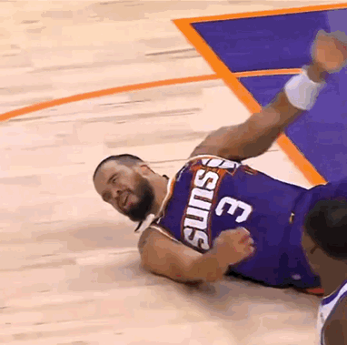 有迪龙的比赛很精彩！迪龙扛着勇士队两个防守，浪投打进，踉踉跄跄倒地，爬起来嘴里念