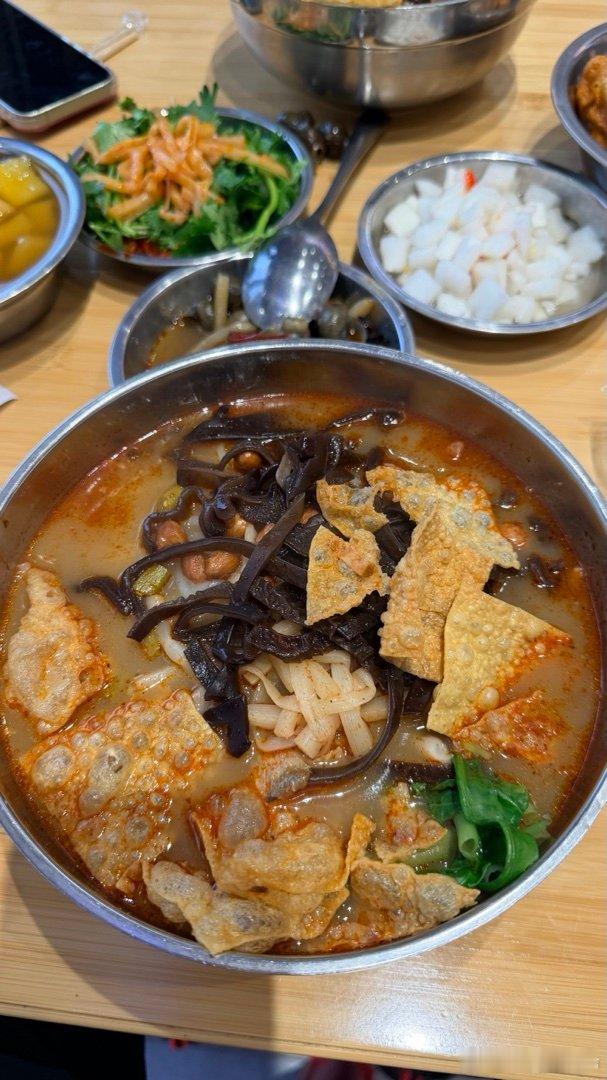 温酒打卡 这顿晚餐，从我得知，一碗螺蛳粉等于八碗米饭开始，就变得不那么美味了。 