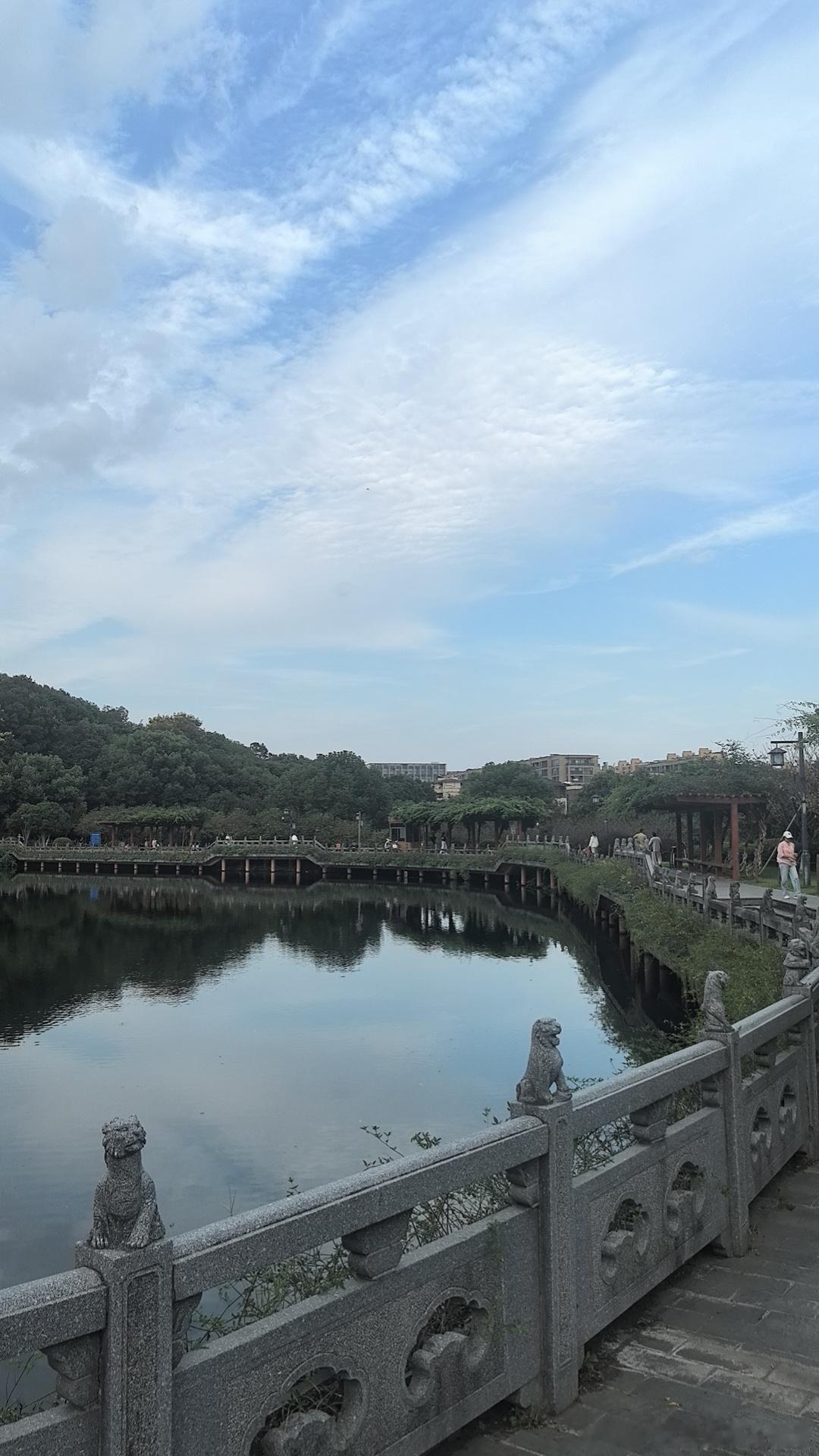 人有千面同样是亲生父母，两个孩子出生时辰不同，命格也大不一样。姐姐命格富贵，运势