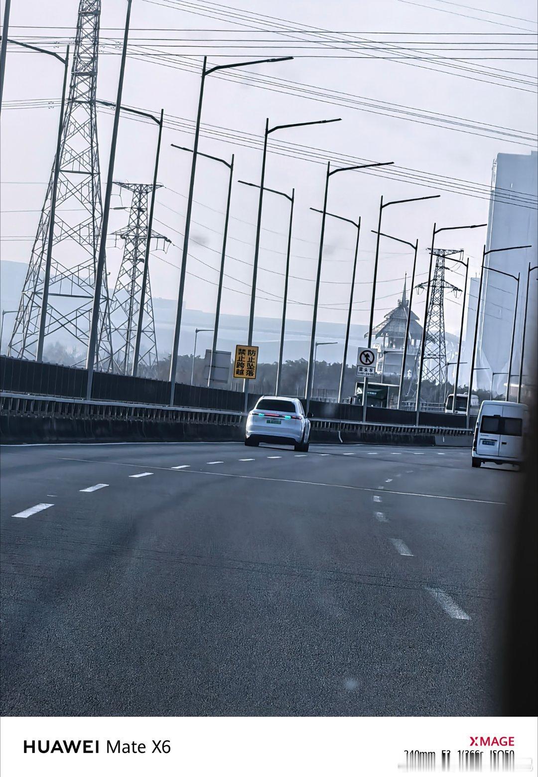 去机场的路上看到不少“小蓝灯”唰唰的跑，高速智驾的表现下限越来越高，大家看起来越