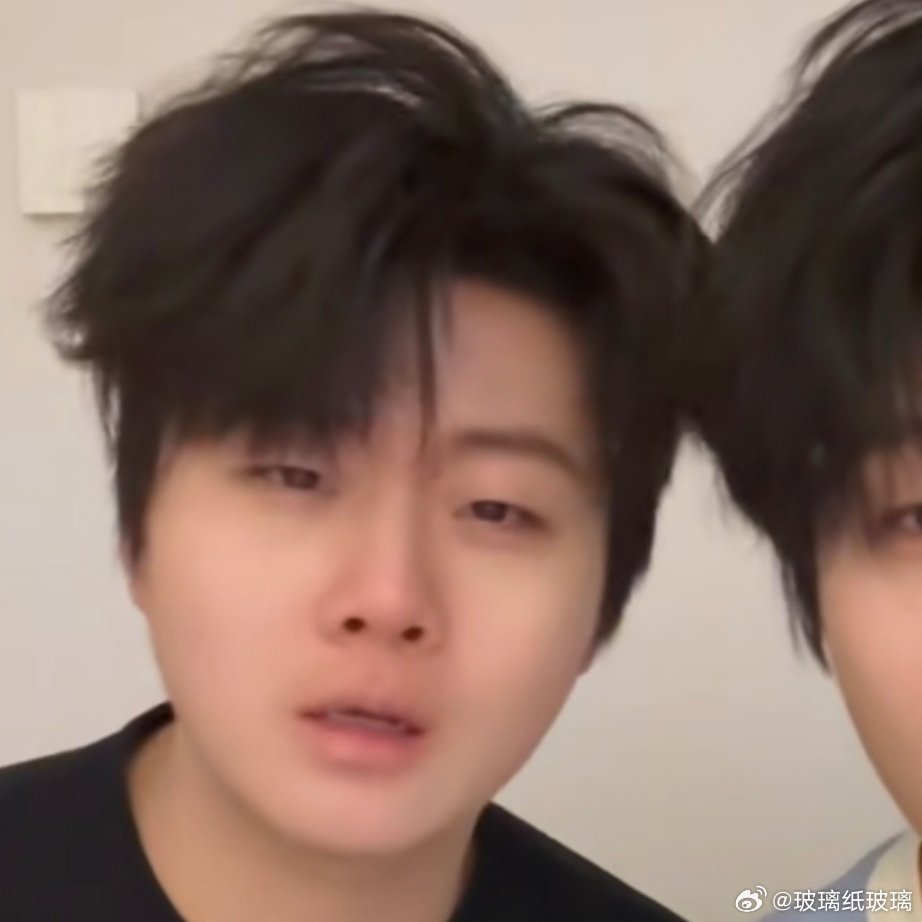 明明是若汁搞笑视频，可是滤镜加表情加脸部状态一下子让氛围变得好旖旎好微妙好射晴，