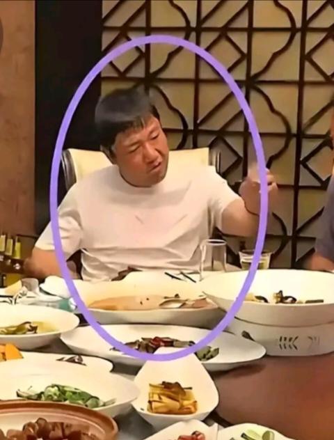 贾冰终于意识到日防夜防，家贼难防。他不就是在聚会上说了几句脏话而已吗，可就被聚会