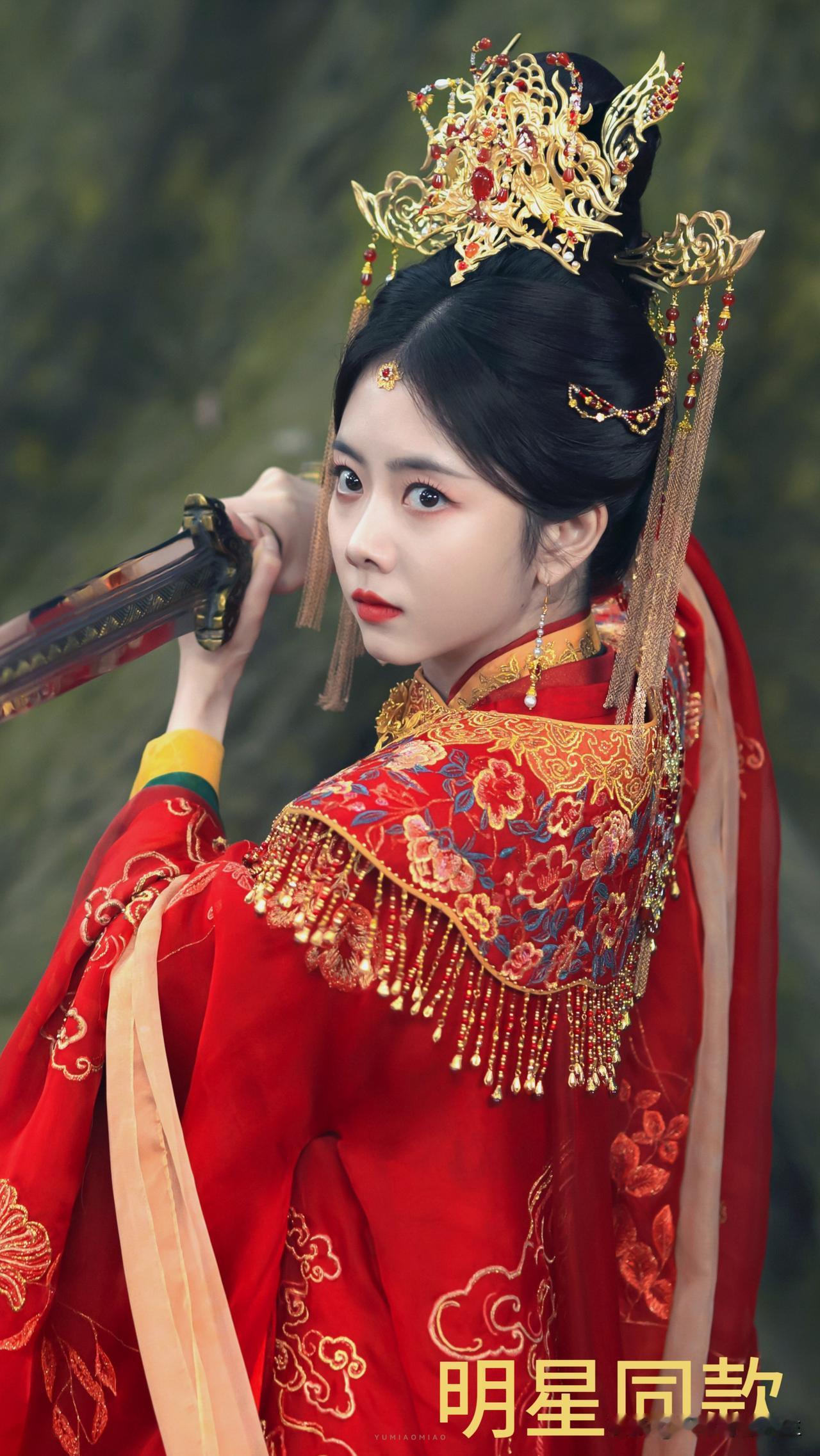 谭松韵的古装造型也太惊艳了吧！华服加身，手持长剑，又美又飒！谭松韵 谭松韵演技派