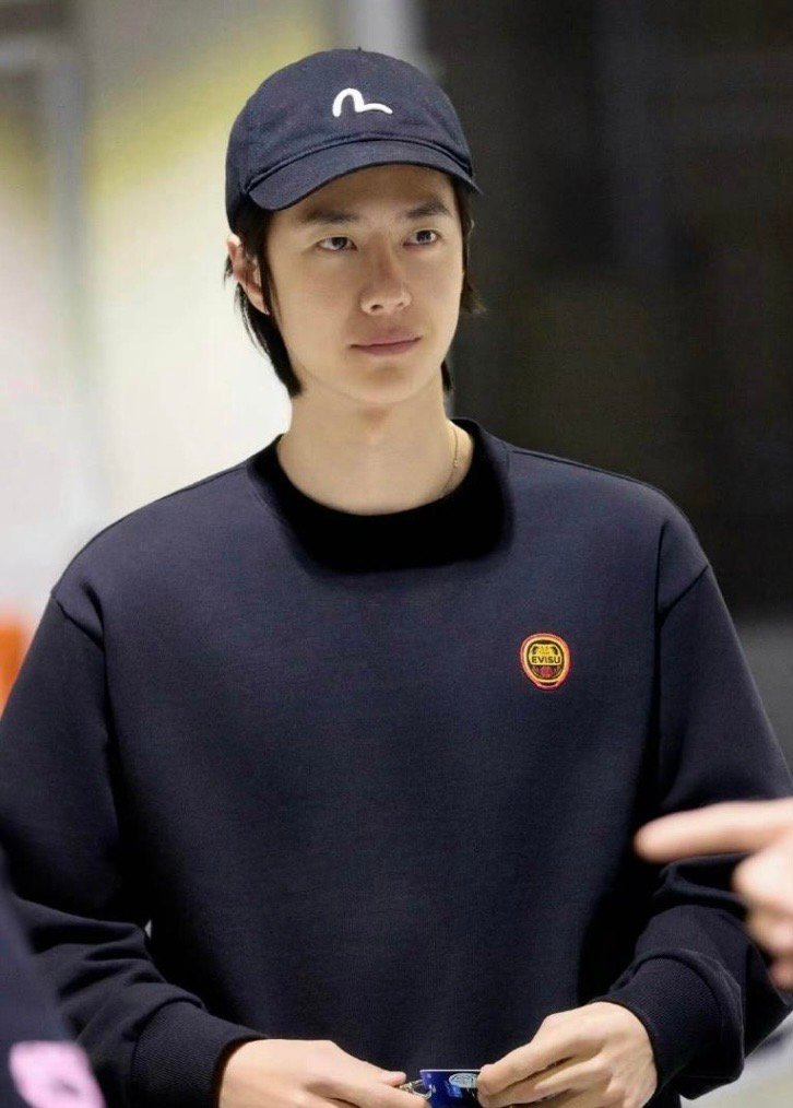 【赛车风云】今日雨战宁波赛道，王一博携手方骏宇搭档出战。在湿滑的赛道上，王一博驾