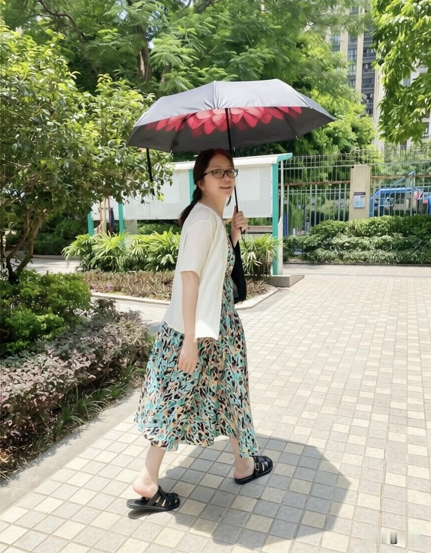 我给自己撑伞
灰色的伞面盛开的红莲
像我心里那团
不肯熄灭的火焰

它既防晒
又