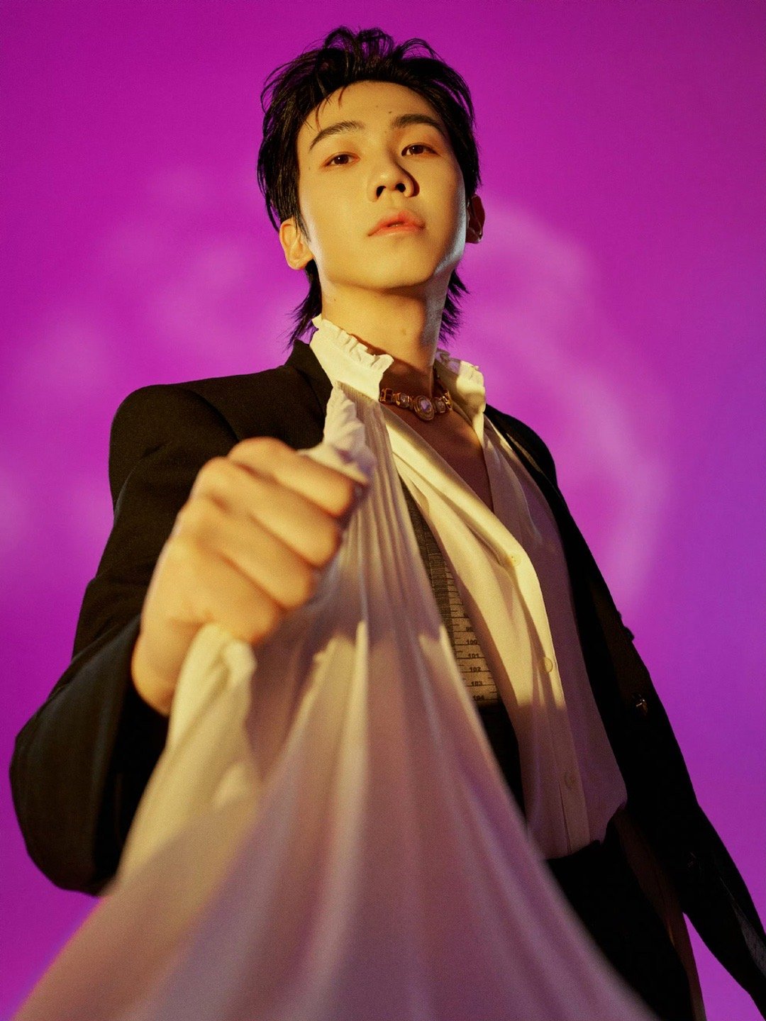 白举纲脖子上挂了把卷尺 谁注意到白举纲的时尚巧思？仔细一看脖子上竟挂了把卷尺，刻