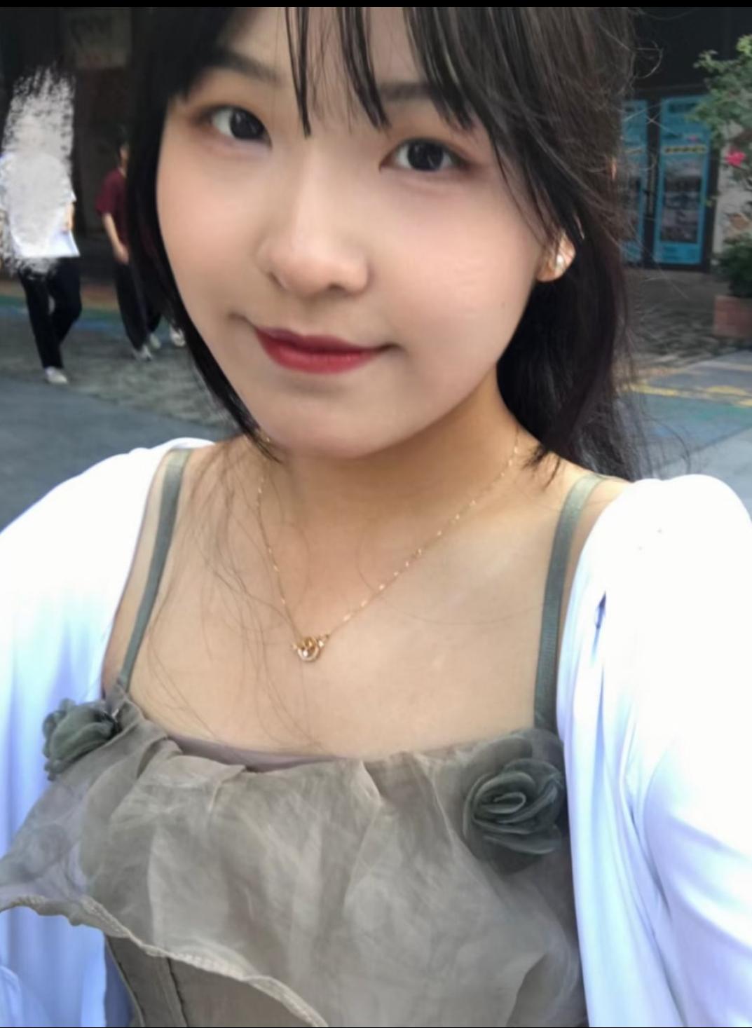 这位小姐姐在户外自拍呢。