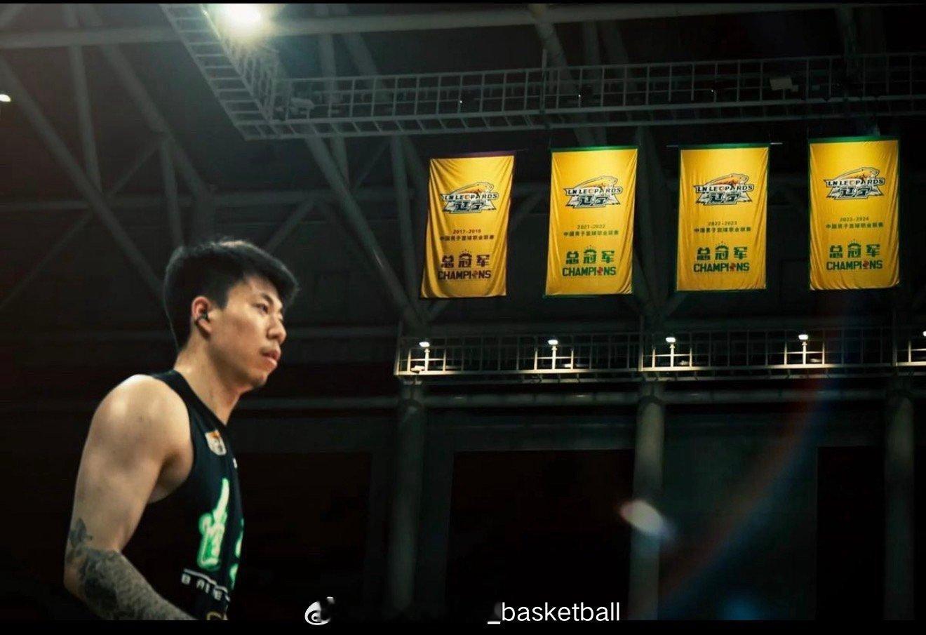 张镇麟在赛前踩场训练结束后接受采访：对面都是我曾经的队友，我们一起有过很多美好的