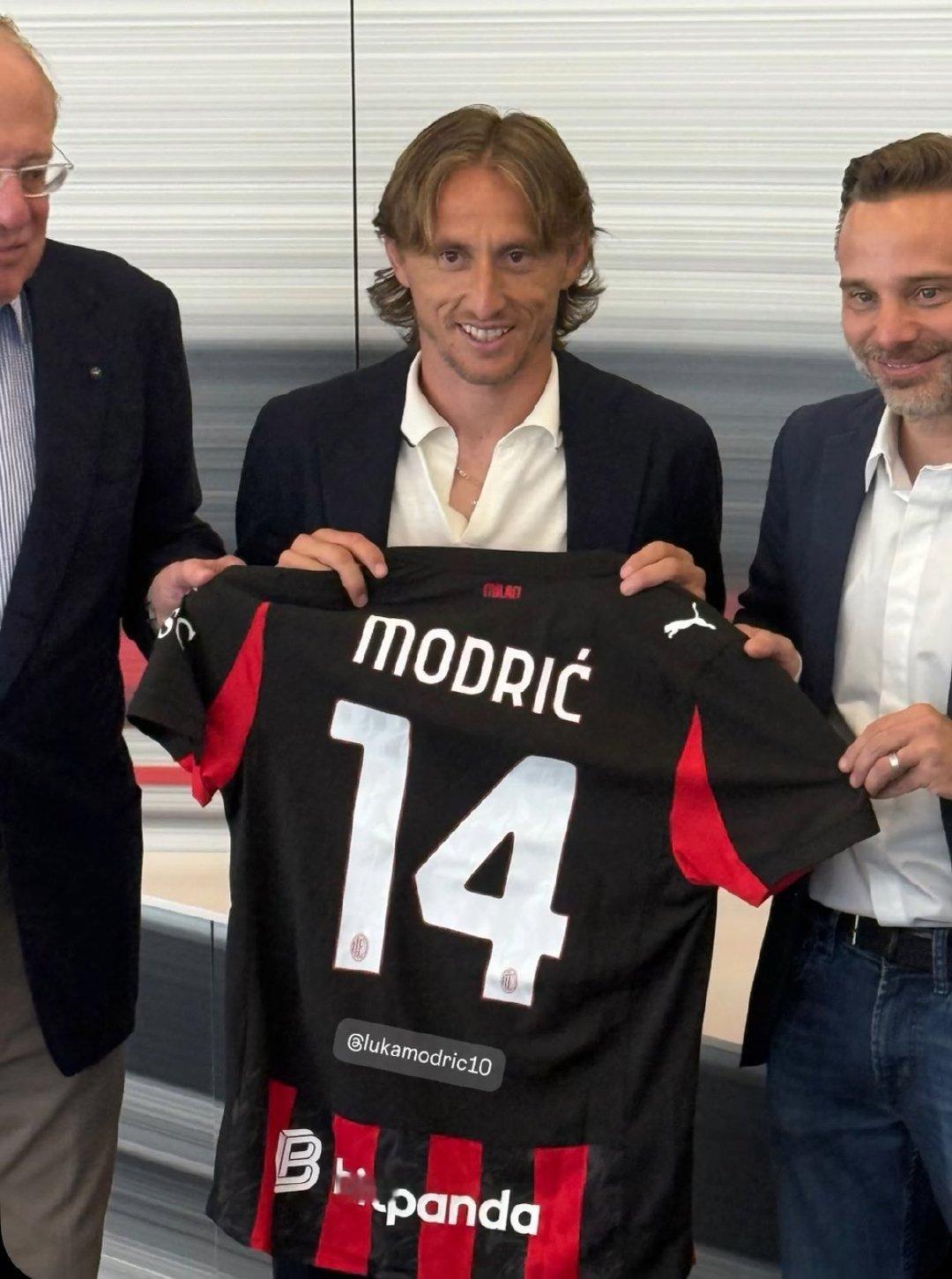 莫德里奇在AC米兰身披14号球衣。莫德里奇加盟AC米兰halamadrid ​​