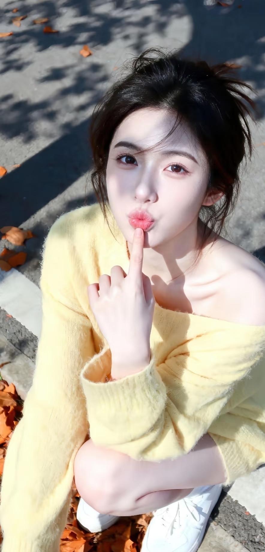 光之影
秋日暖阳下的甜美少女，轻咬指尖，温柔可人。🍂💖