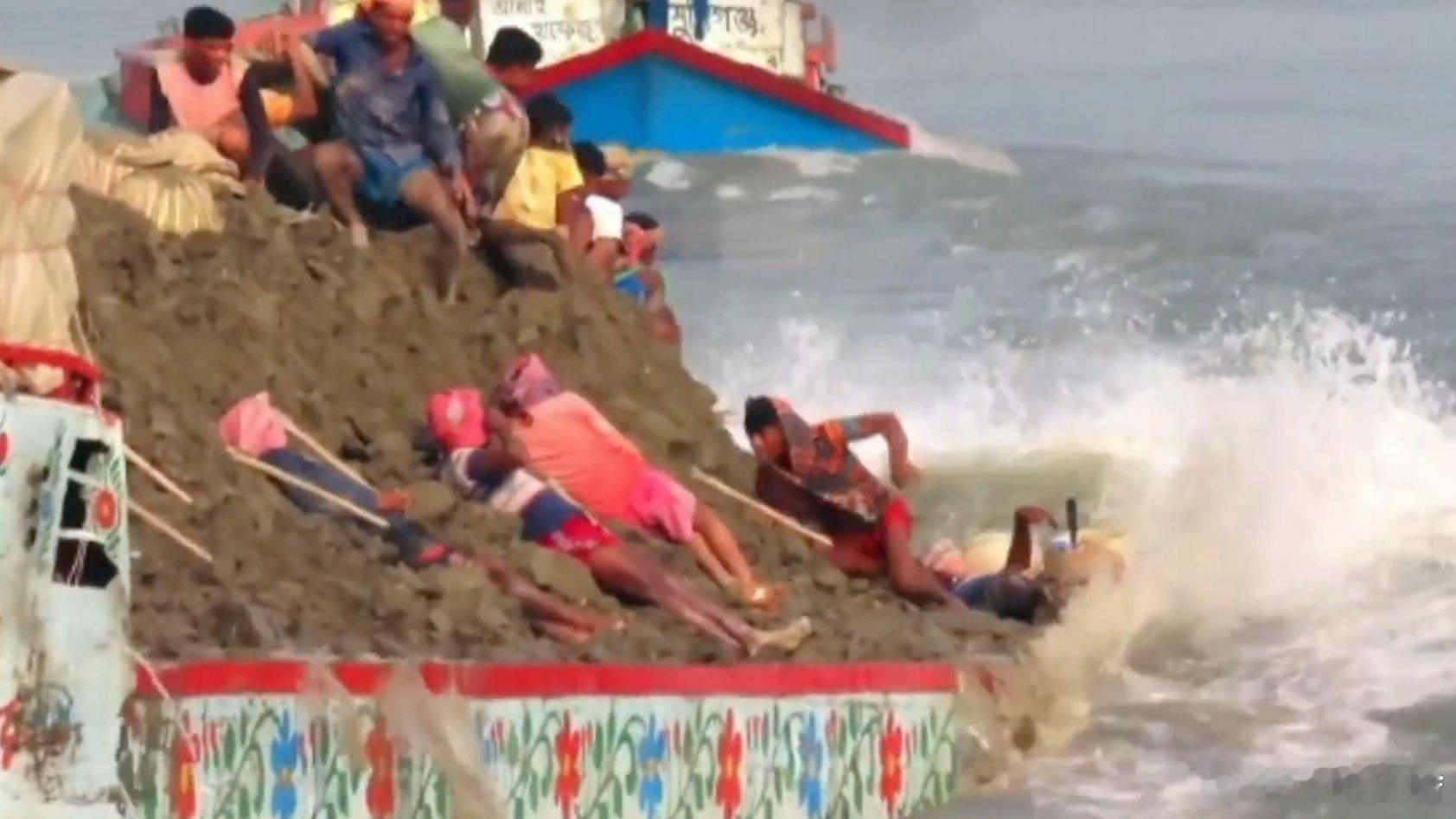 看印度滴恒河 真是自由行啊......凤凰新闻【印度恒河客船相撞，小船被大船欺负