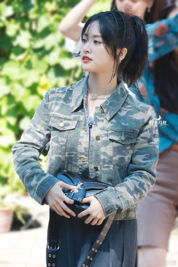 #沈月迷彩酷girl##沈月高马尾配迷彩# ​ 当沈月以高马尾配迷彩的形象出现，