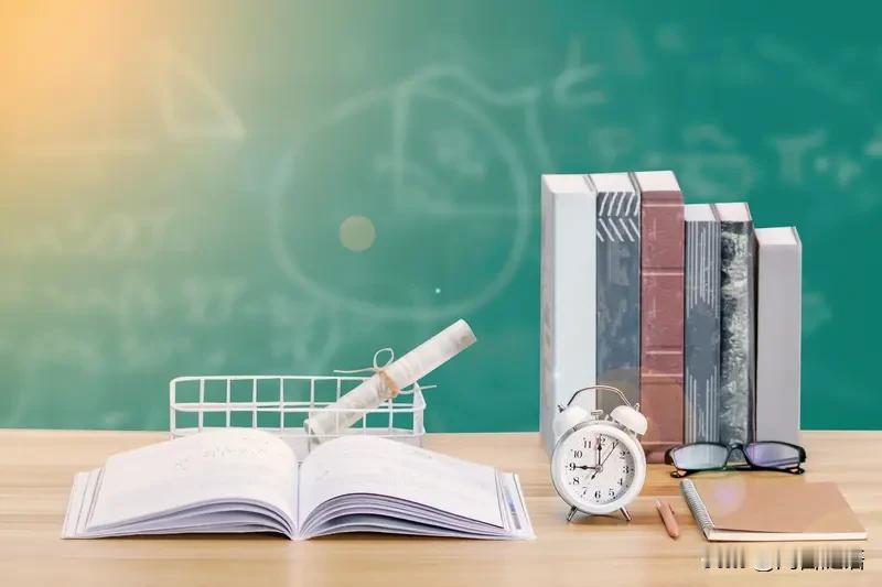 《给明早的自己》
九点半了，
文档还是一片空白。
明天早上要发的东西，
连个影子