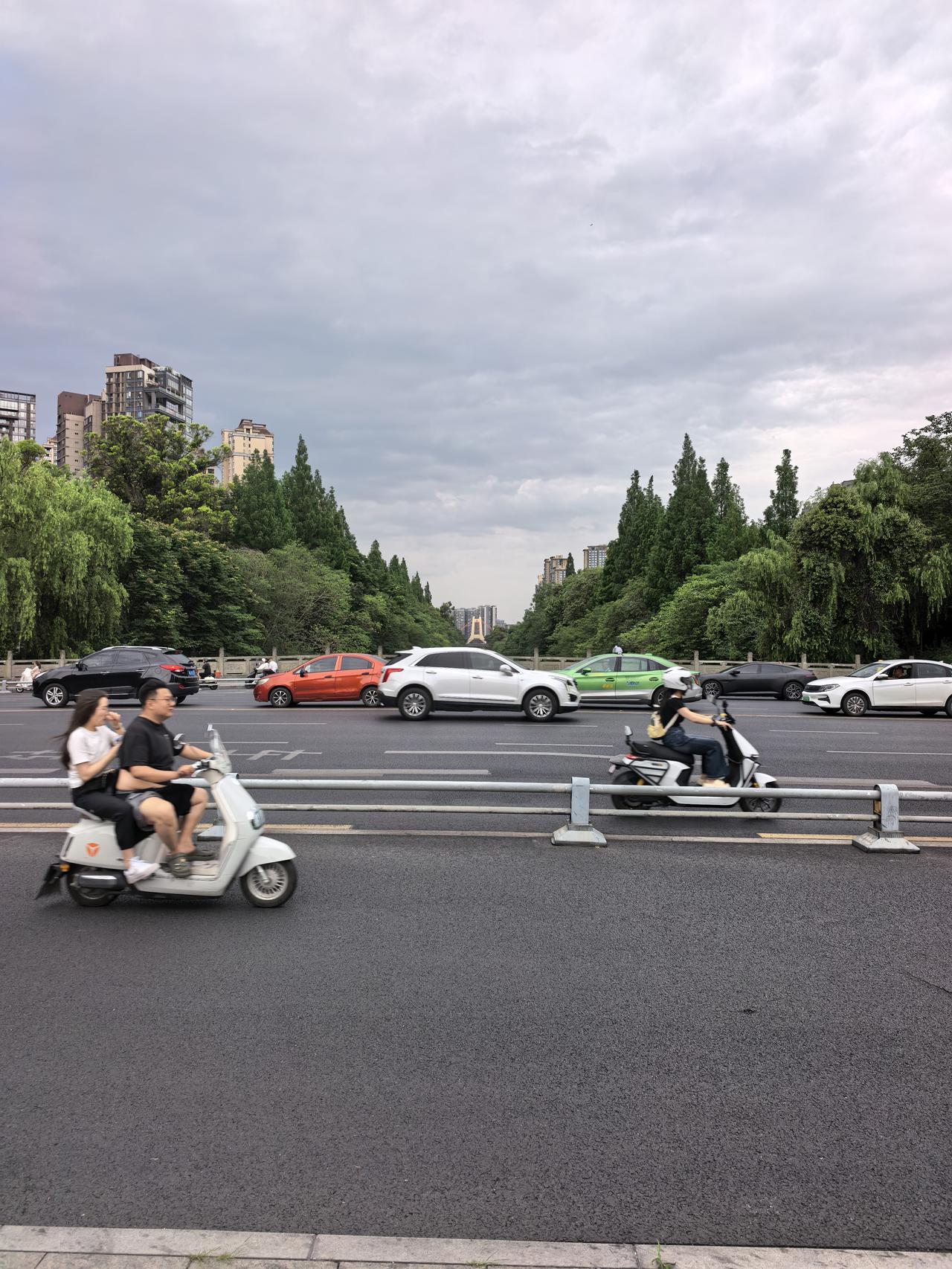 三安光电A股近期走势情况及展望

一、近期走势：高位急跌后放量震荡

截至202