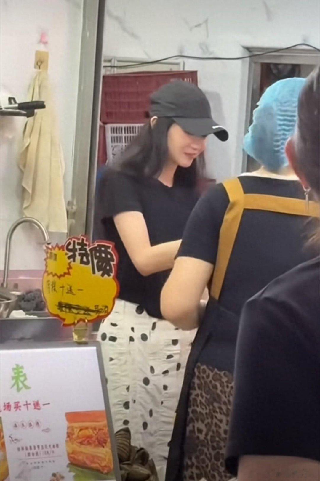 刘浩存深圳街头买粽子被拍，没有明星架子，波点裙素颜模样太接地气，照见的是普通人的