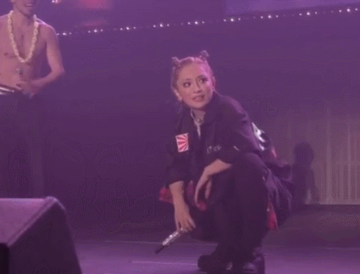 日本国宝级歌手喊话高市爽快一点日本国宝级歌手喊话有什么用，国内的二鬼子只听滨大妈