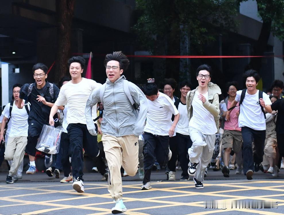 高考结束了，雨还在下。
高考的热度似乎变化不大，但高考其实并没有人们想象的那么重