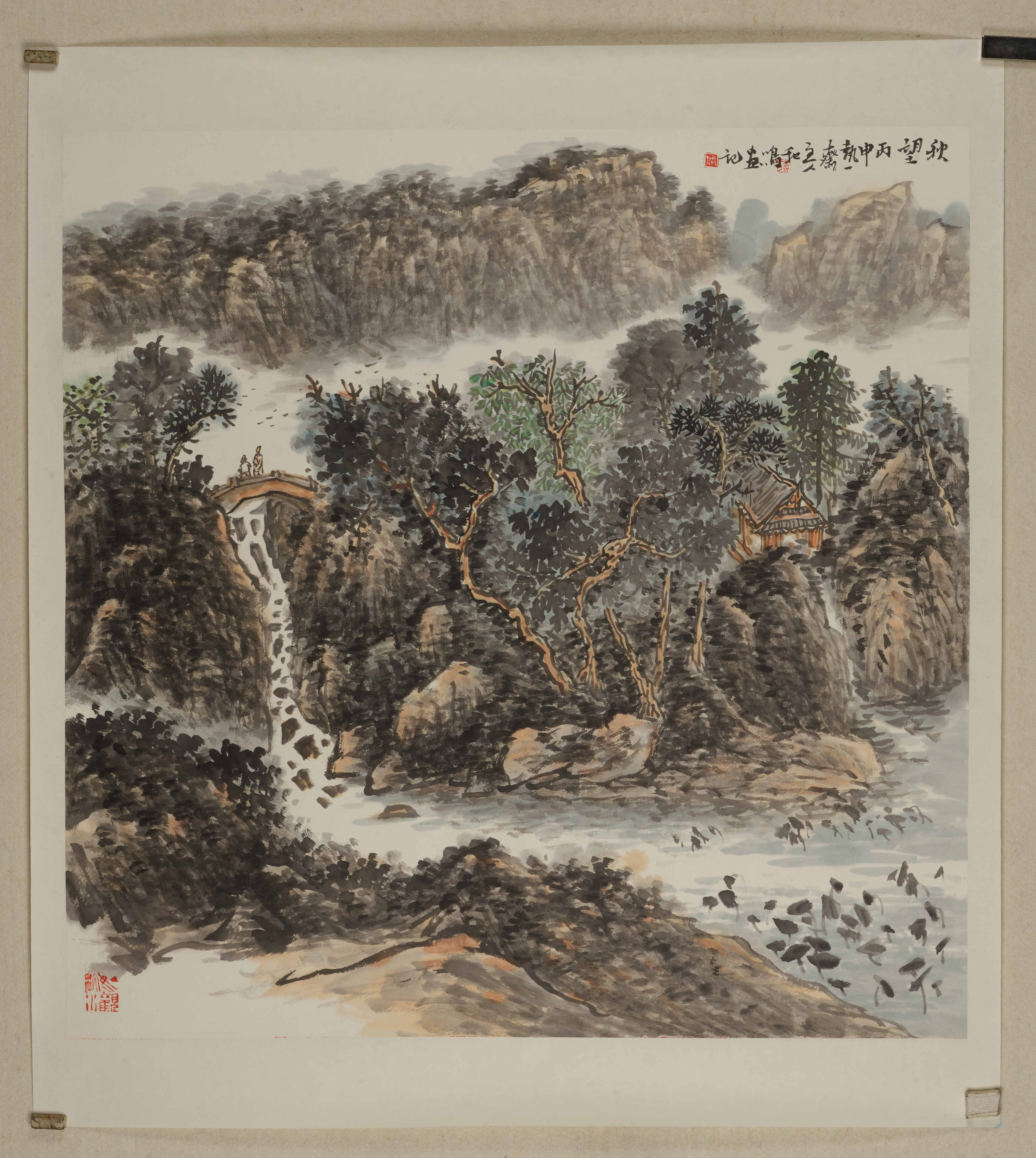 【高士情怀·隐逸之乐】画中高台之上，两人并肩而立，似在谈古论今，又似在静默观景。