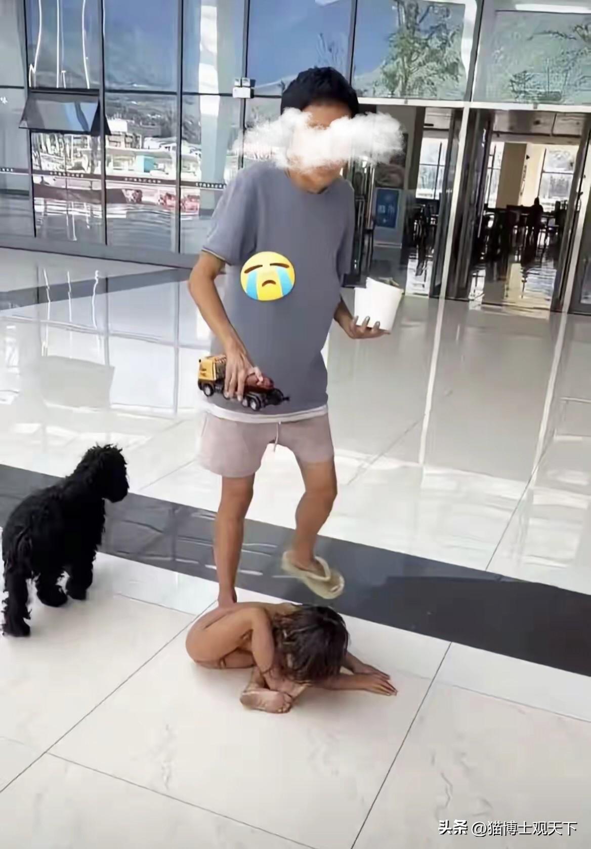 太残忍了，网友在高速服务区拍到的“野人小孩”，小孩全身赤裸躺在地上玩耍与狗为伴，