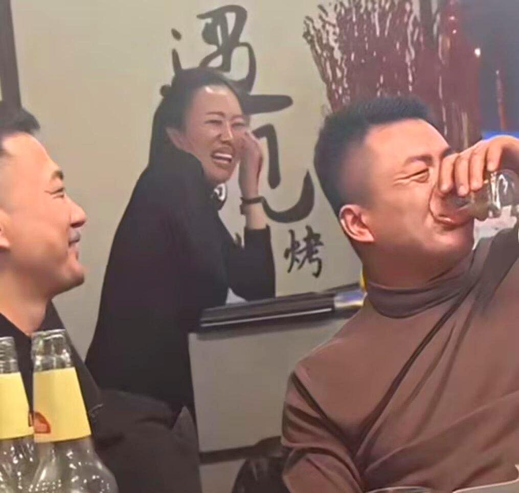一场老友聚餐，竟让大哥碰见了被父母拆散的初恋。
十年过去，她还是一个人，而他早已