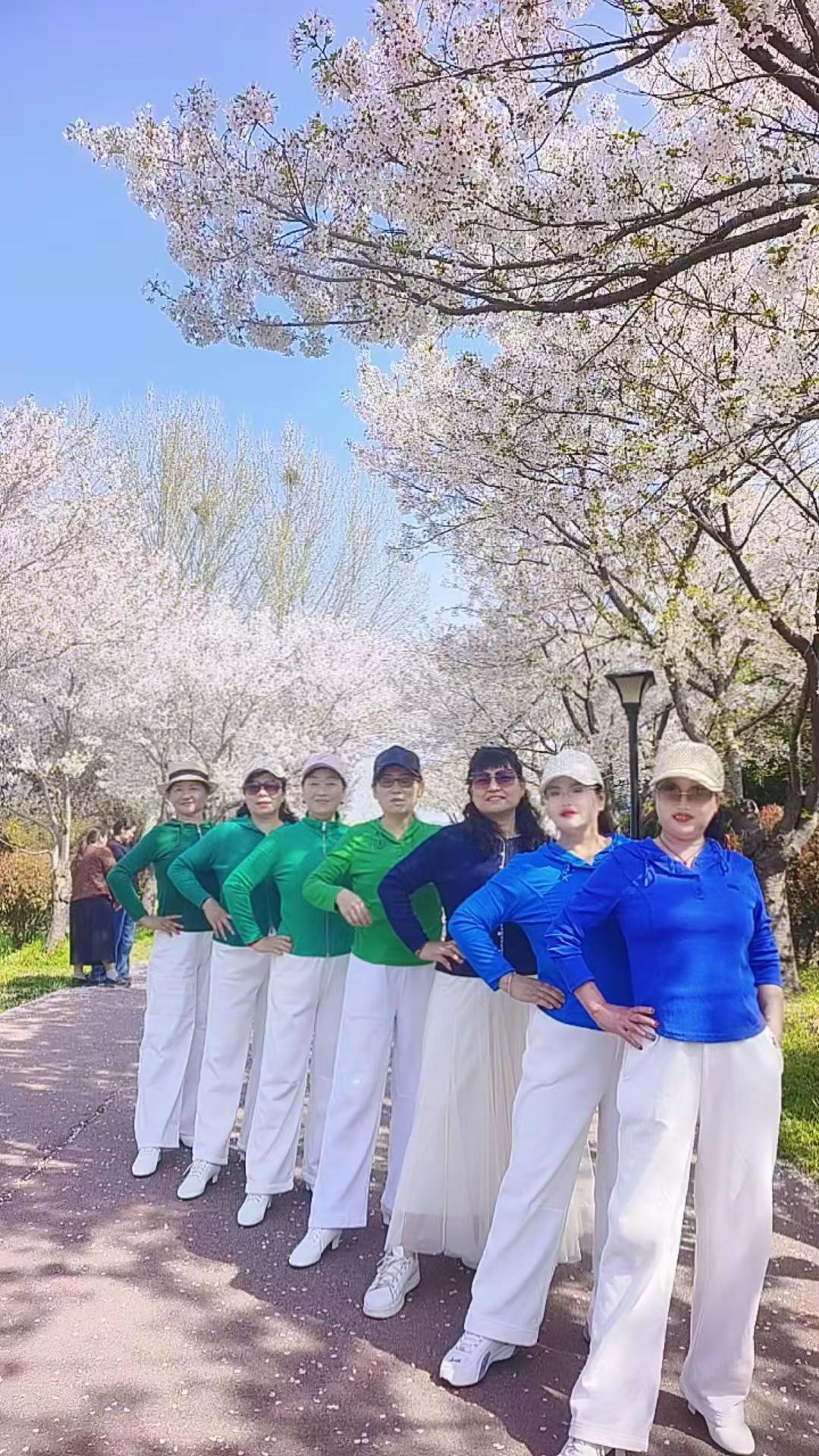 人生下半场，开心才是王👑皱纹是勋章🎖️越活越漂亮。。😄😄🌹🌹🌹🌹