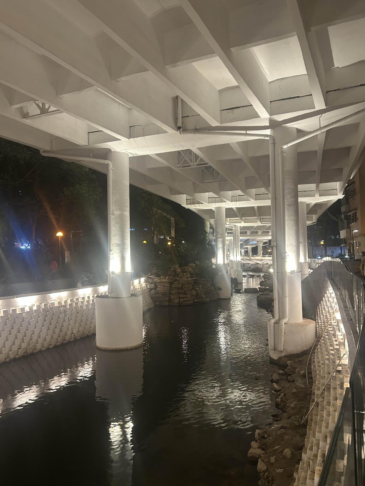 漫步老城护城河，点点灯光缀满河面，静享都市慢时光。