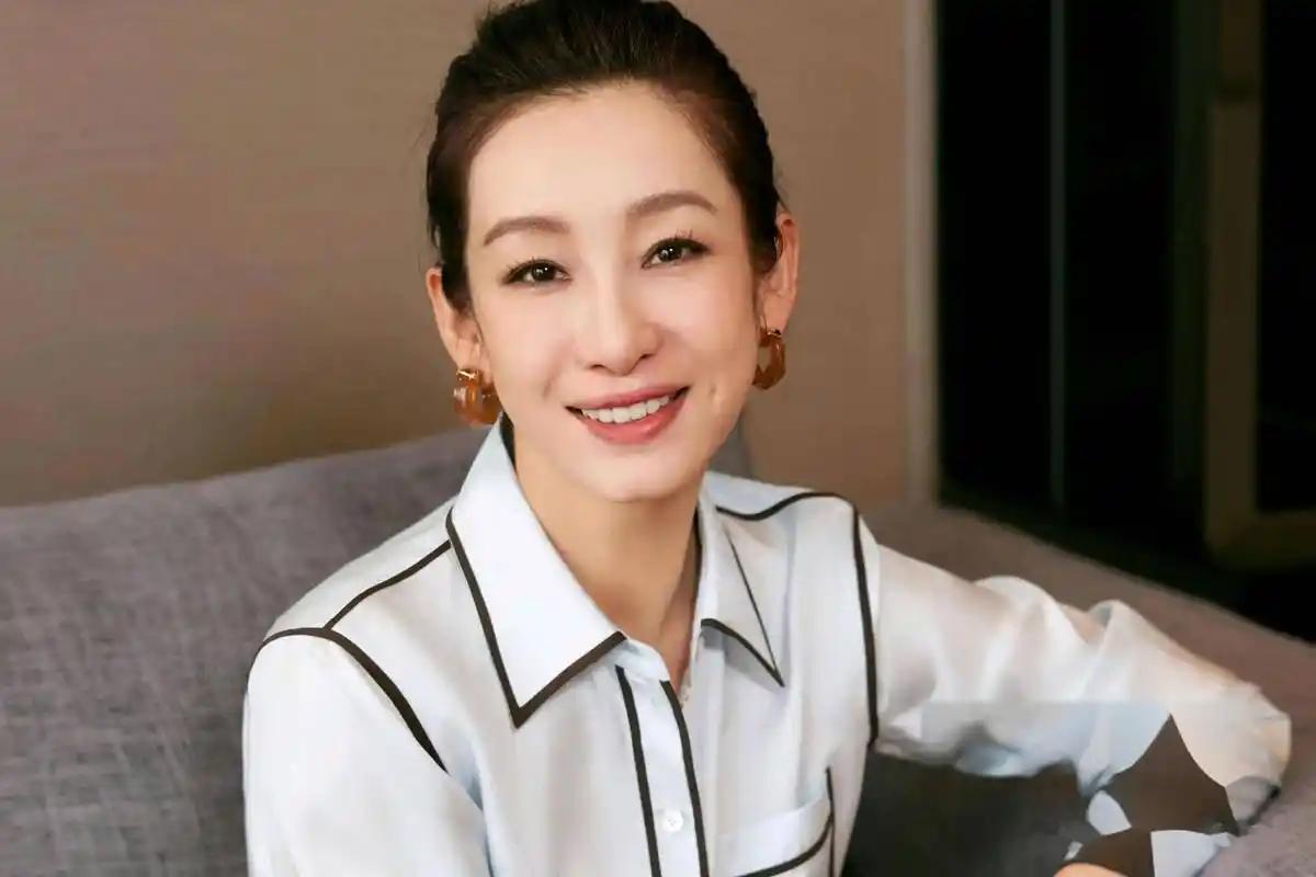主持人问秦海璐：“你为什么这么早就结婚生孩子了？”秦海璐说：“结婚是一个女人必须