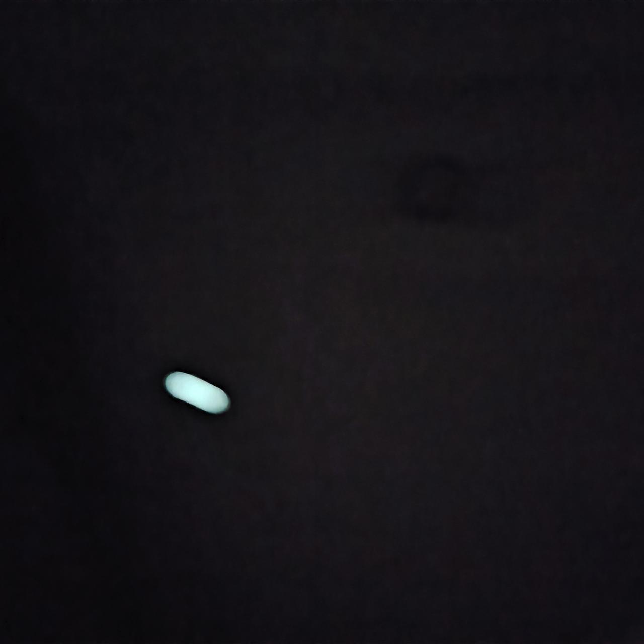 新装修的房子，我发现关闭开关后，一直就这么亮。边上的射灯有两个也亮，其他射灯不亮