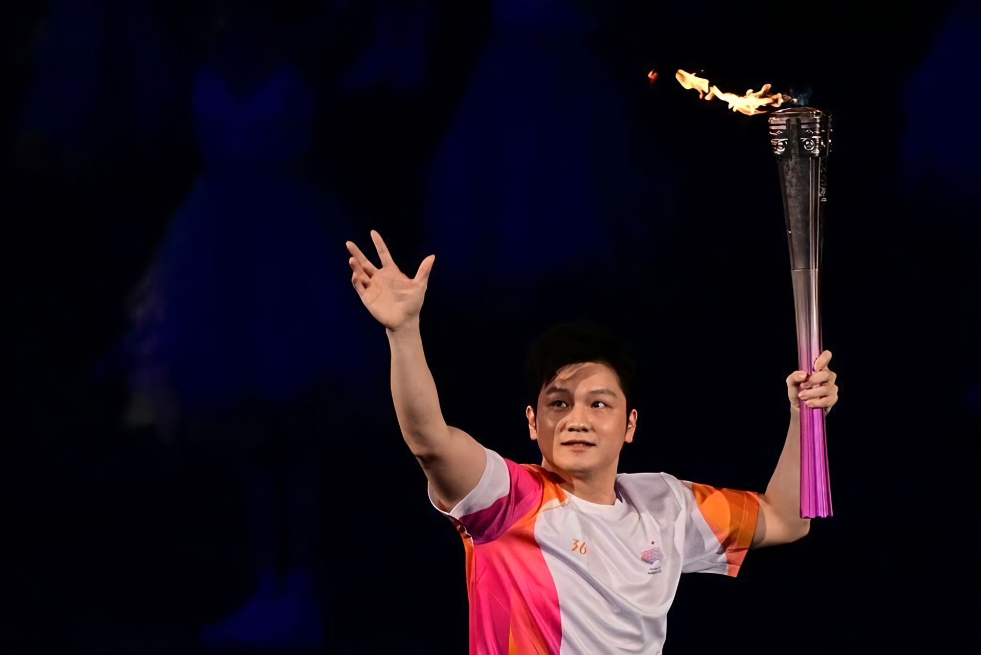 火炬手东东！传递亚运圣火火种。靓绝杭州。 