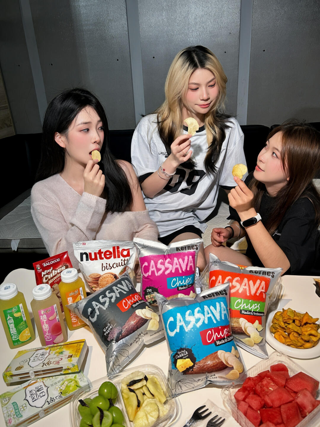 朋友+零食+半夜=幸福感超标!