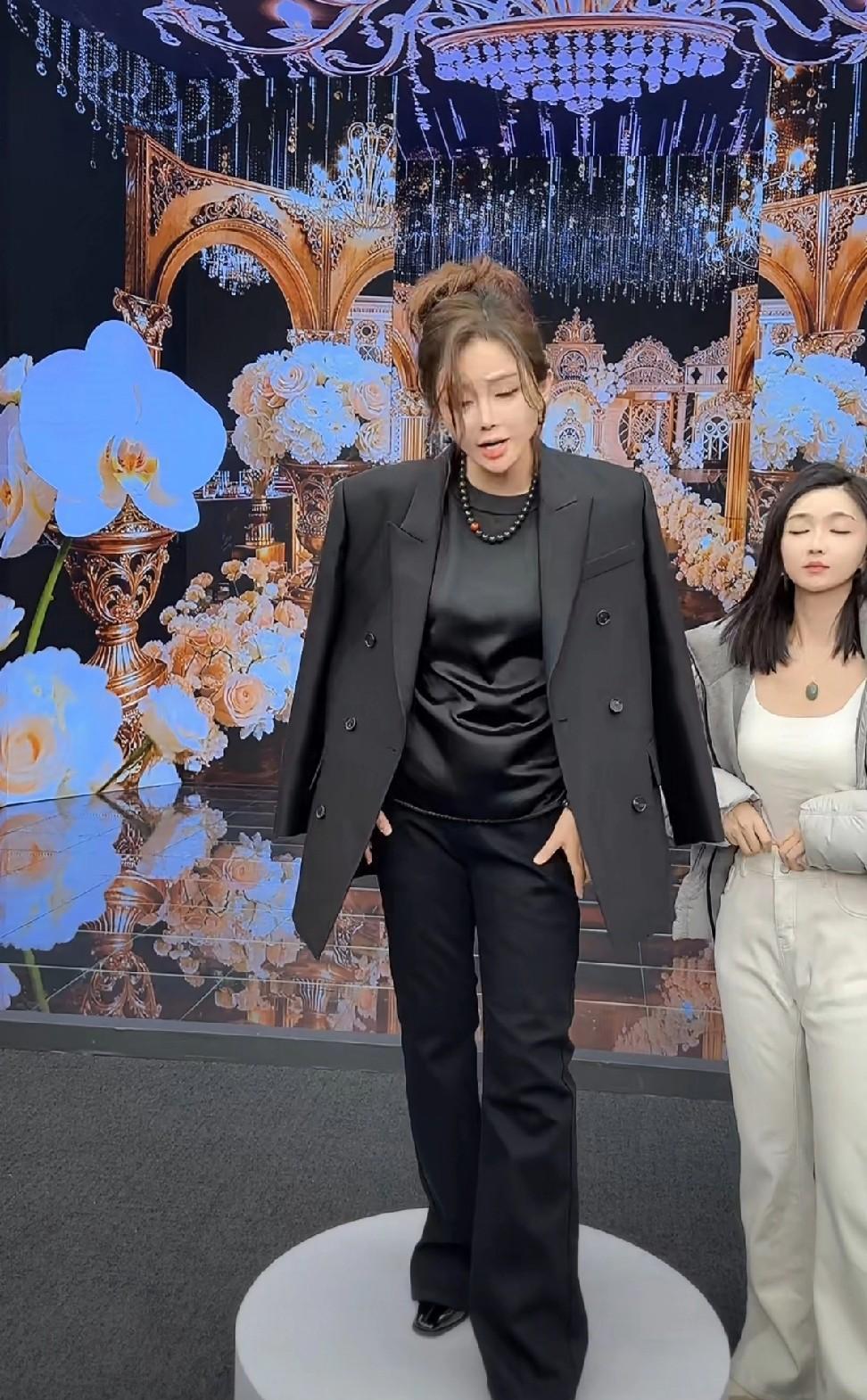 师父抄起“价格战”的大刀，砍向了门下最赚钱的徒弟。
方丈在直播间喊出“清理门户”