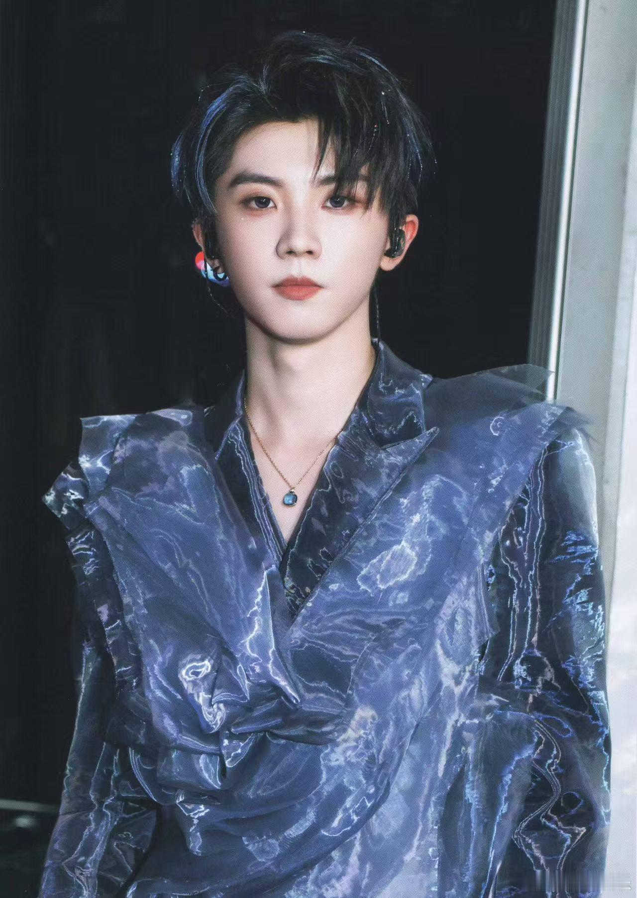 马嘉祺新剧杀青放烟花 《我们生活在南京》今天成功杀青，马嘉祺的成年后首部男主剧，