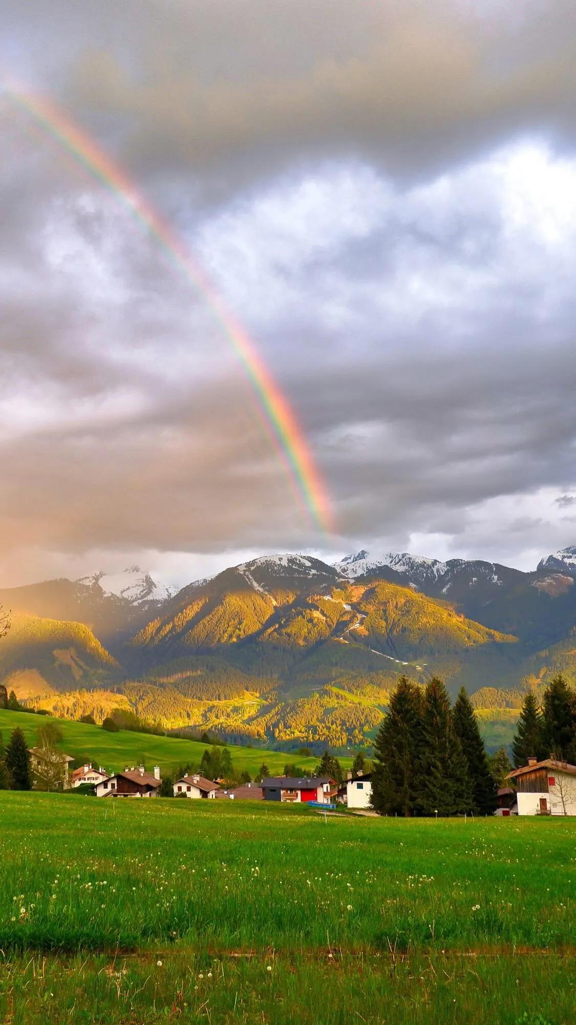 男人到中年，事业的平淡期，孩子的叛逆期，父母的老年期，老婆的更年期，其实压垮骆驼