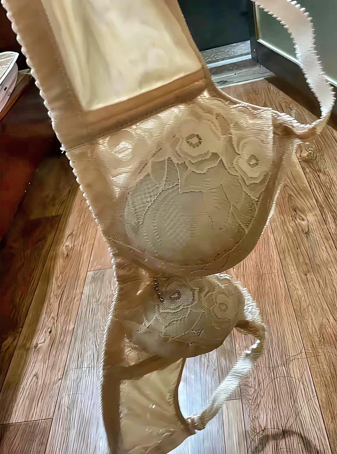 家人们，谁懂啊？
用小姨的旧内衣当眼罩被发现了，
真的很尴尬…