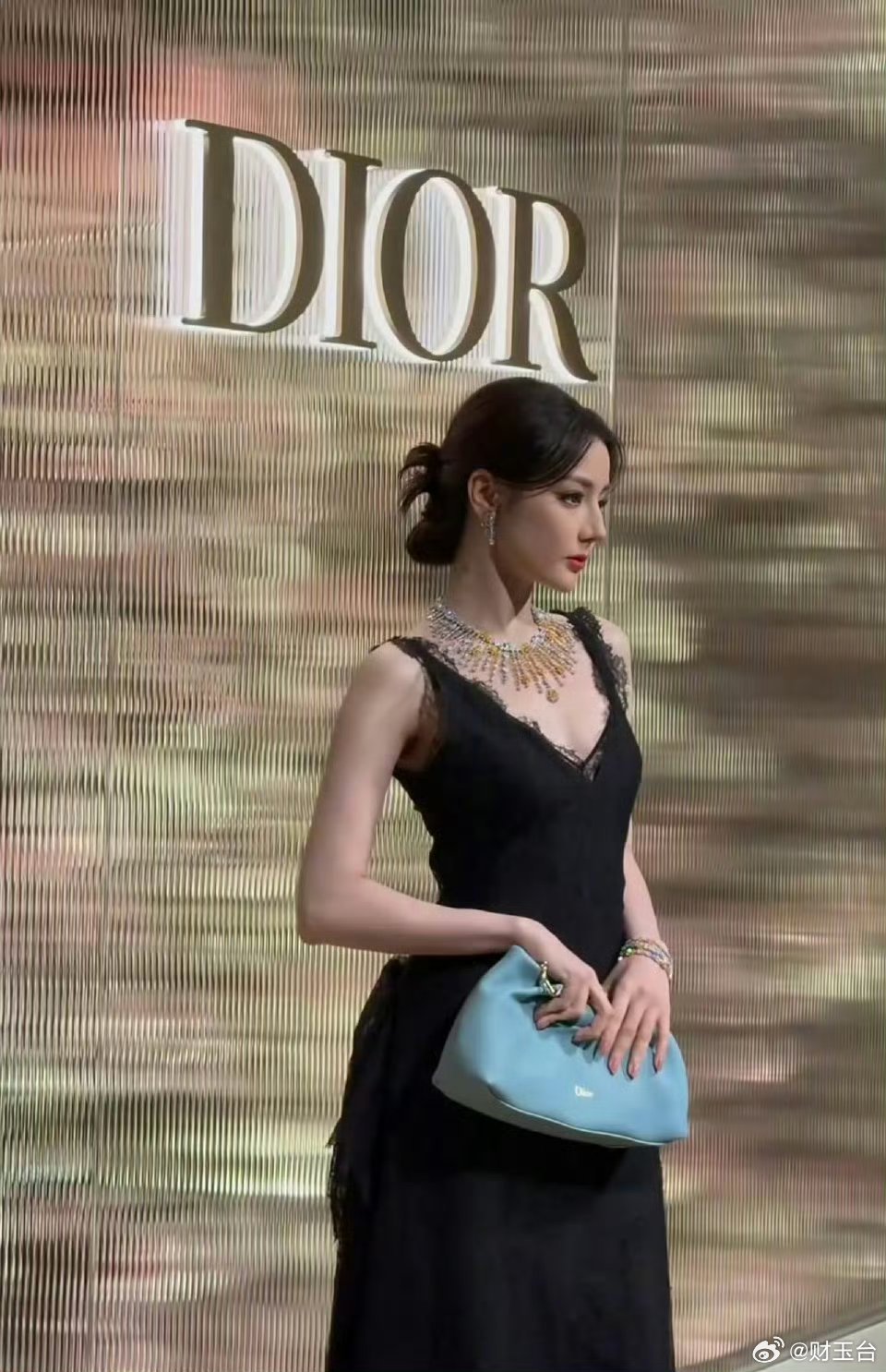 迪丽热巴 女王回归历经风波从容归来，颜值与气场双双封神！独立掌舵事业、状态稳如泰