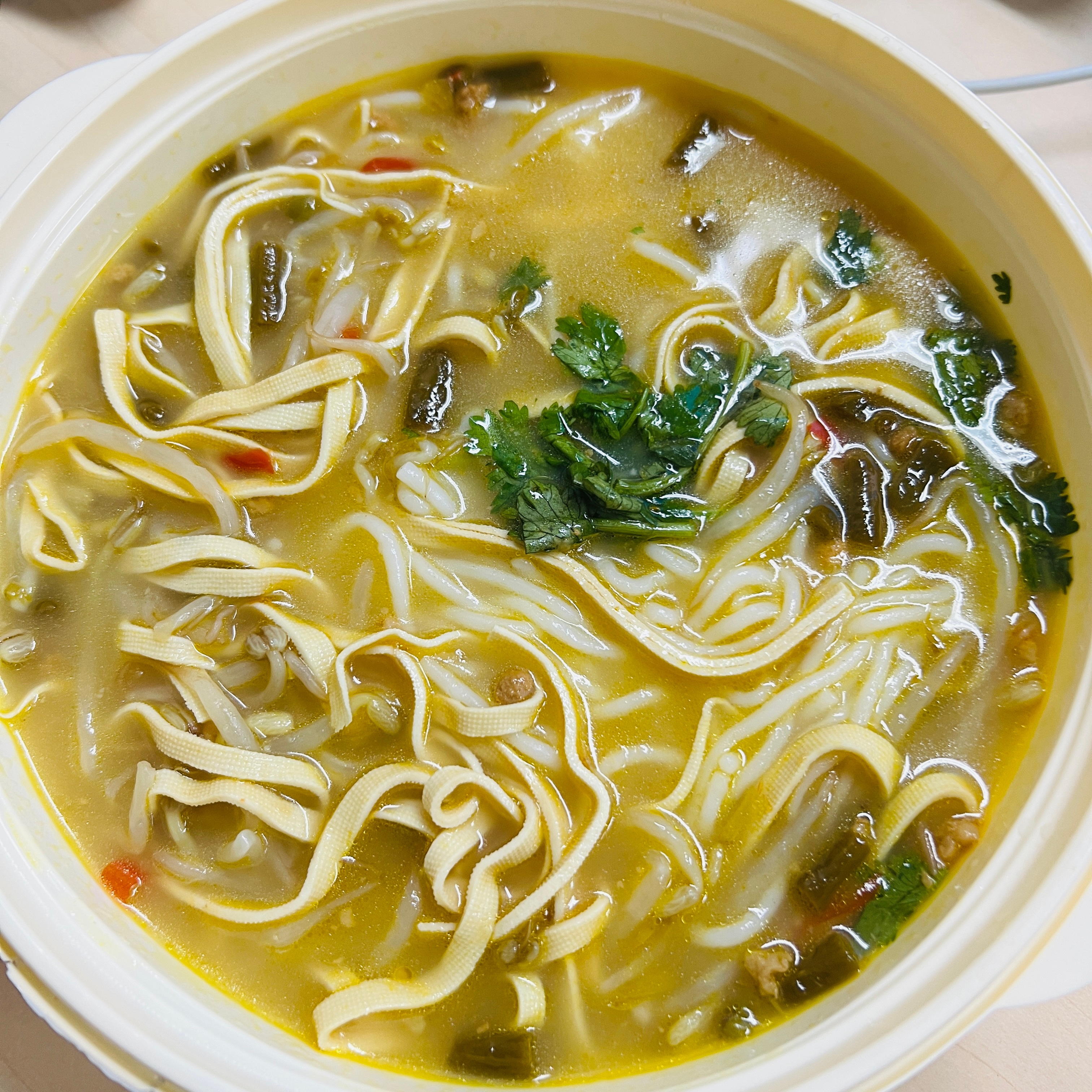 中午吃碗热乎乎的酸豆角挑线，暖暖我的胃，最近胃又不太行了！ ​​​
