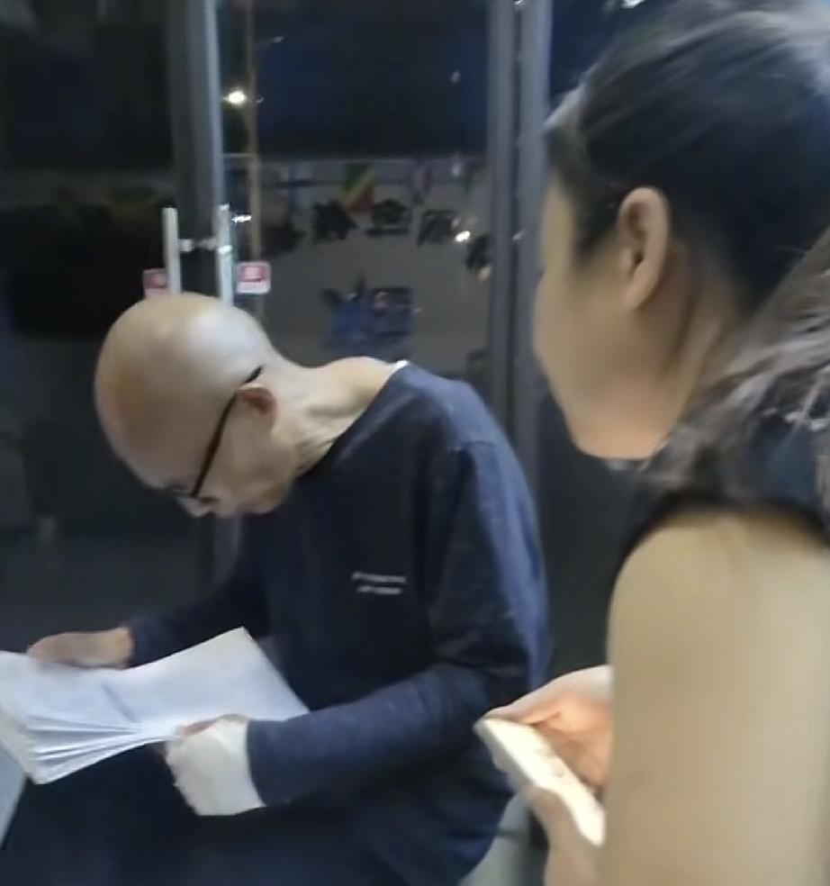 今天有一位网友发动态说:何其有幸遇见朱博士给他看近期的骨穿报告，视频中一位女孩坐