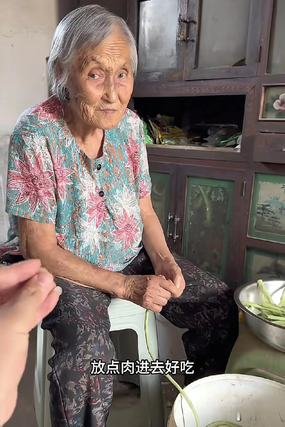 我可太佩服成成了！

一个穿白大褂的外行，把80岁姥姥培养成千万粉丝大网红，现在