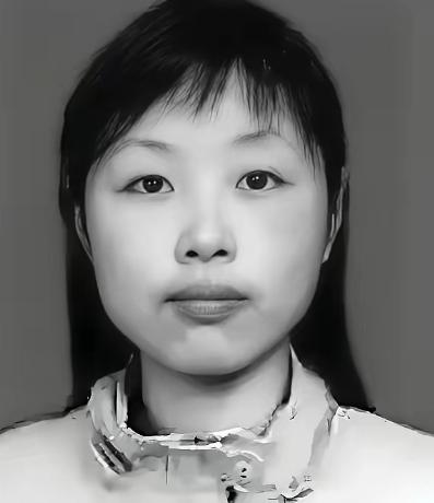 她被埋进废墟，身体断成三截，救援人员赶到时，发现她用身体死死护住一个东西，看清后