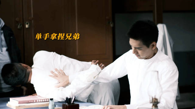 #李现[超话]# 💪#向远生的桢查日记# 雨中近战，贴身肉搏，向远生@李现ing 武力值🆙今晚20:
