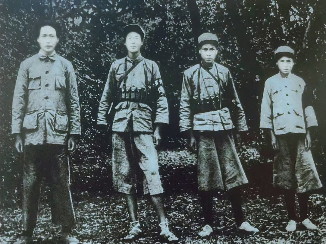 珍贵留影: 长征前伟人和几位警卫战士们！