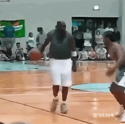 老年乔丹、詹姆斯运球pk。
图1:老年乔丹打业余比赛大秀胯下运球+急停跳投，宝刀