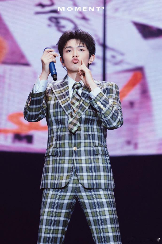 台上颜人中回应了台下农民工黑色羽绒服怕是颜人中焊身上了，毕竟穿上就能触发全网旅游