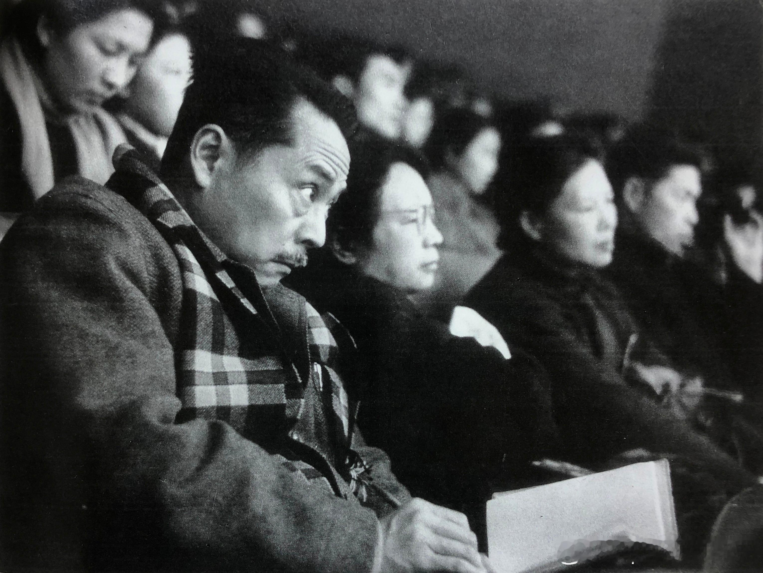 1958年画家叶浅予在剧场画速写历史影像 ​​​