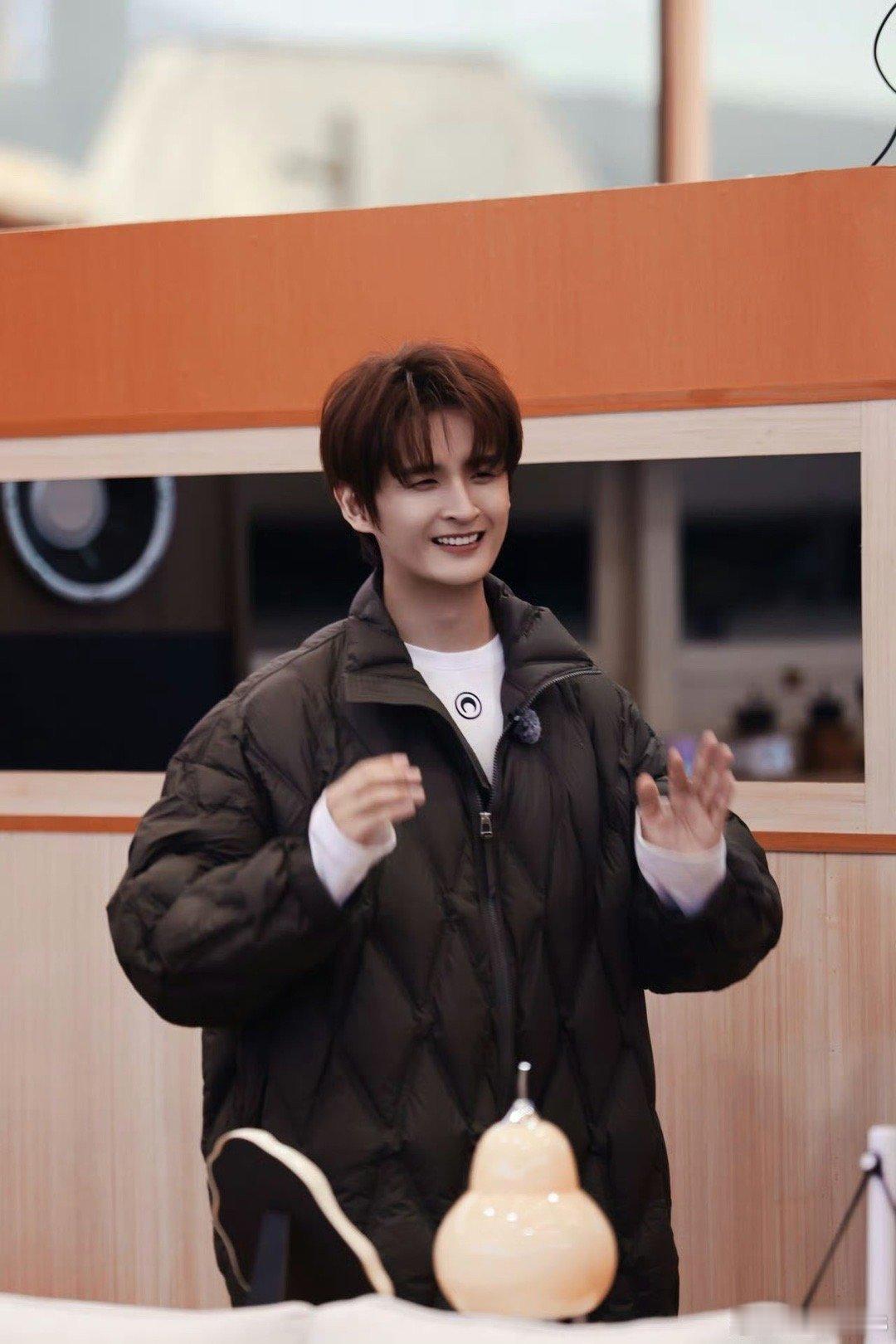 张远随时随地大小扭 见过爱自己新歌的，没见过像张远这么沉浸式的！《one by 