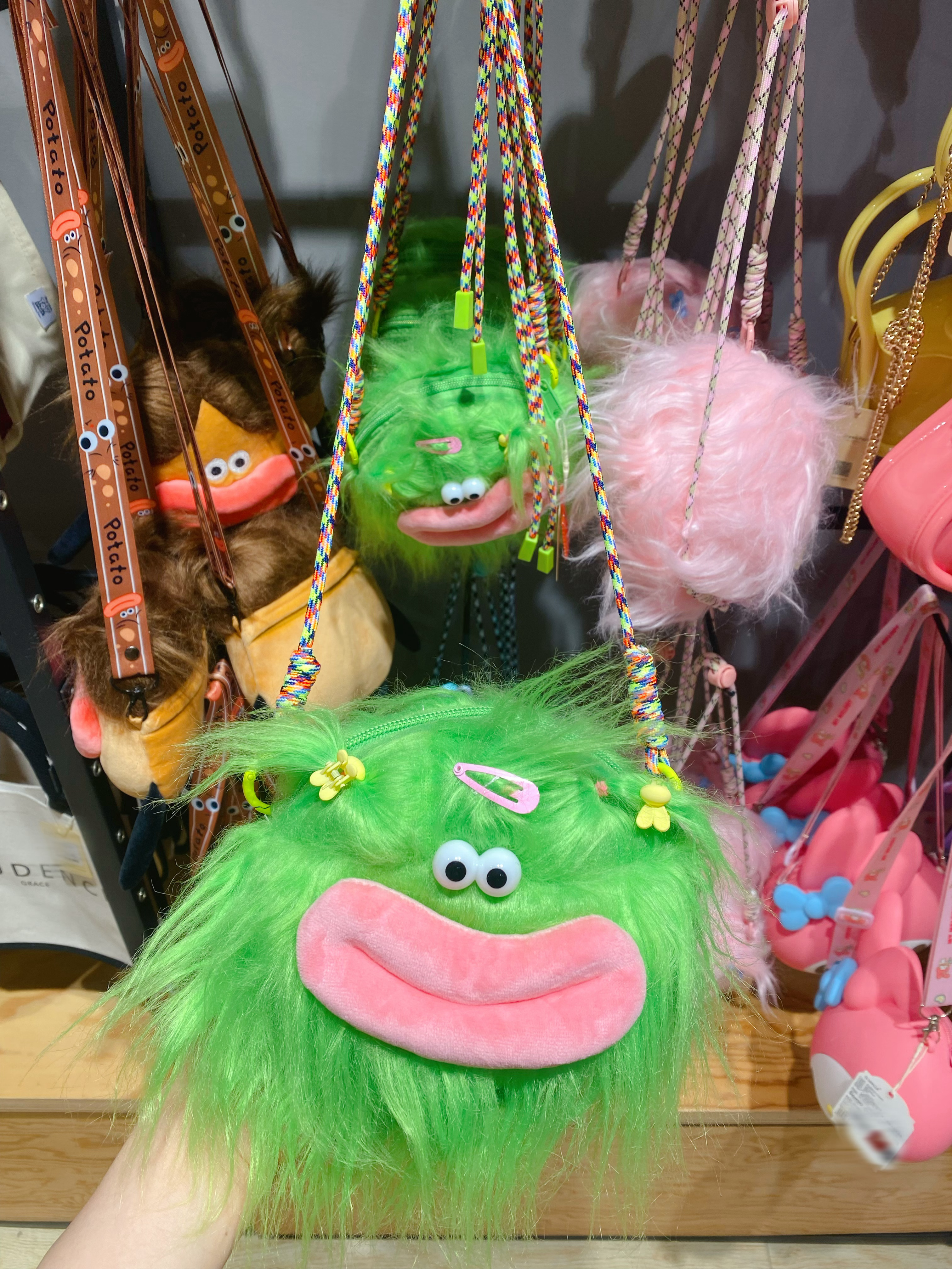 咋说呢，这些丑东西，看久了竟然有点心动。 ​​​