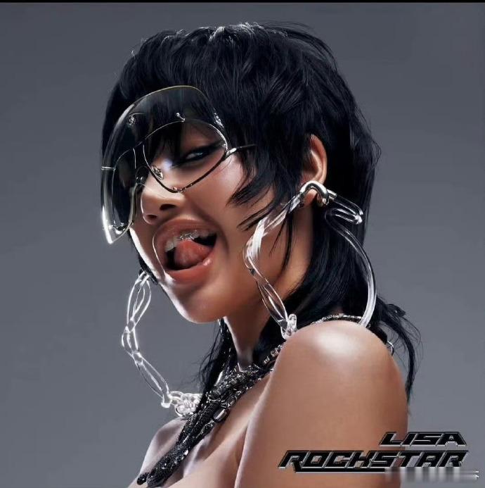 LISA回归新歌《ROCKSTAR》封面照公开黑皮狼尾头#Lisa黑皮狼尾# ​