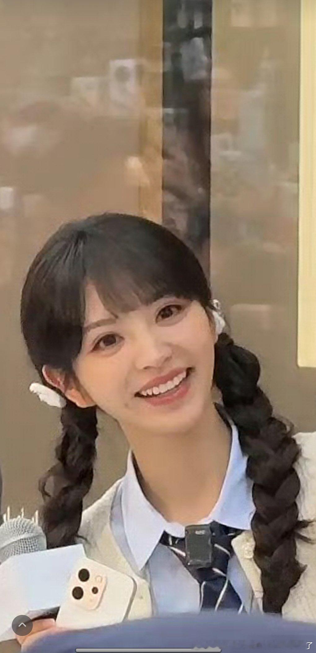 有点假笑女孩儿感