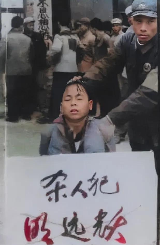 60年代，公审大会上，一名被判处死刑的犯人，照片中的他跪在地上，双眼微闭，眉头紧